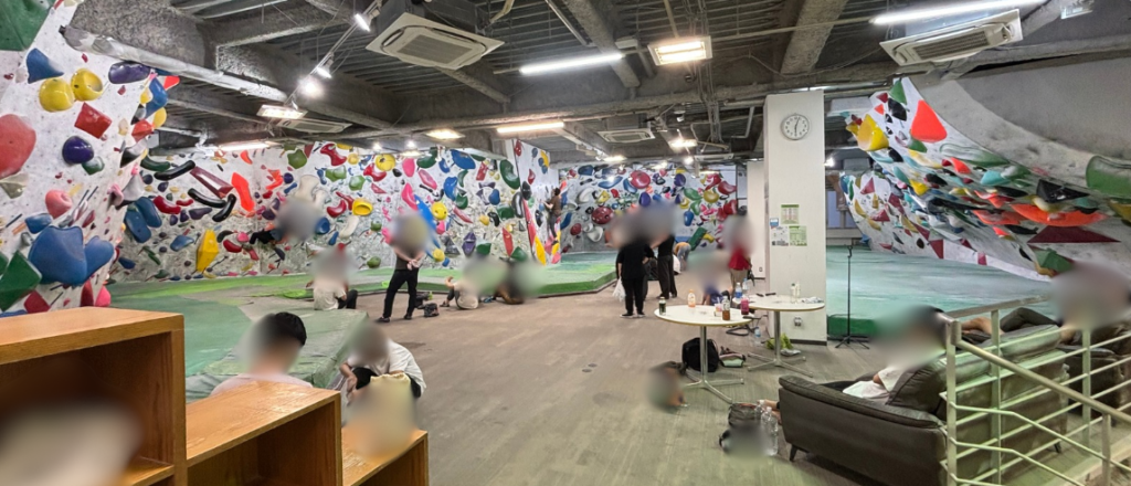 GW中の秋パン2階フロア・18時時点で人が減り始めた壁面
