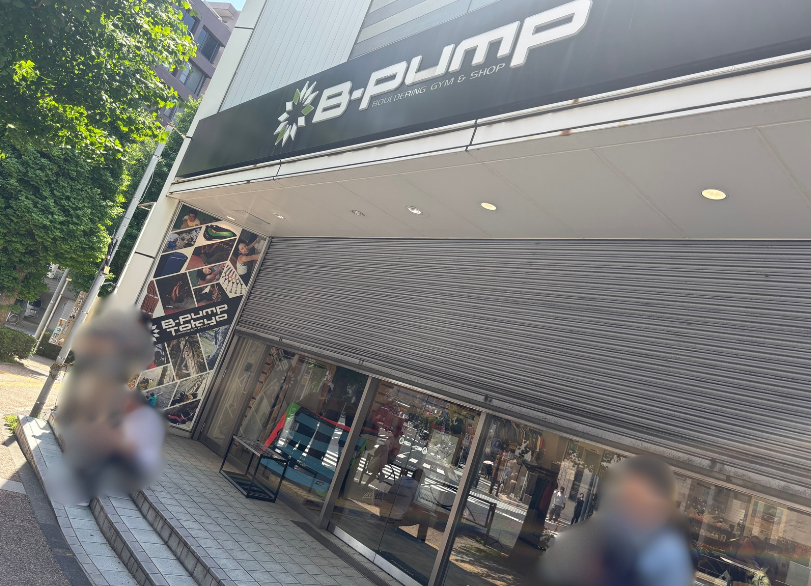 GW期間中の秋パン受付前で並ぶ来店者の様子（約10人）